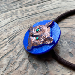 言いたげキャットフェイスのヘアゴム/ポニーフック/ストールピン【ブルー背景copper cat】チェコ　ガラスボタン 4枚目の画像