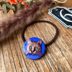 言いたげキャットフェイスのヘアゴム/ポニーフック/ストールピン【ブルー背景copper cat】チェコ　ガラスボタン 1枚目の画像
