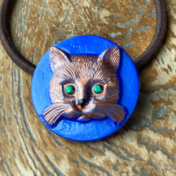 言いたげキャットフェイスのヘアゴム/ポニーフック/ストールピン【ブルー背景copper cat】チェコ　ガラスボタン 3枚目の画像