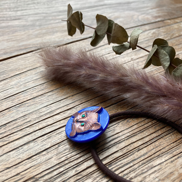 言いたげキャットフェイスのヘアゴム/ポニーフック/ストールピン【ブルー背景copper cat】チェコ　ガラスボタン 5枚目の画像
