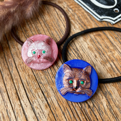 言いたげキャットフェイスのヘアゴム/ポニーフック/ストールピン【ブルー背景copper cat】チェコ　ガラスボタン 8枚目の画像