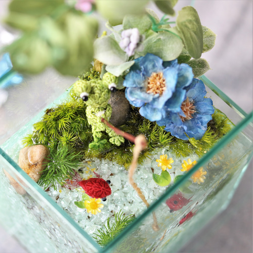 金魚とカエルの涼しいガラス苔アート プリザーブドフラワー【退職祝い