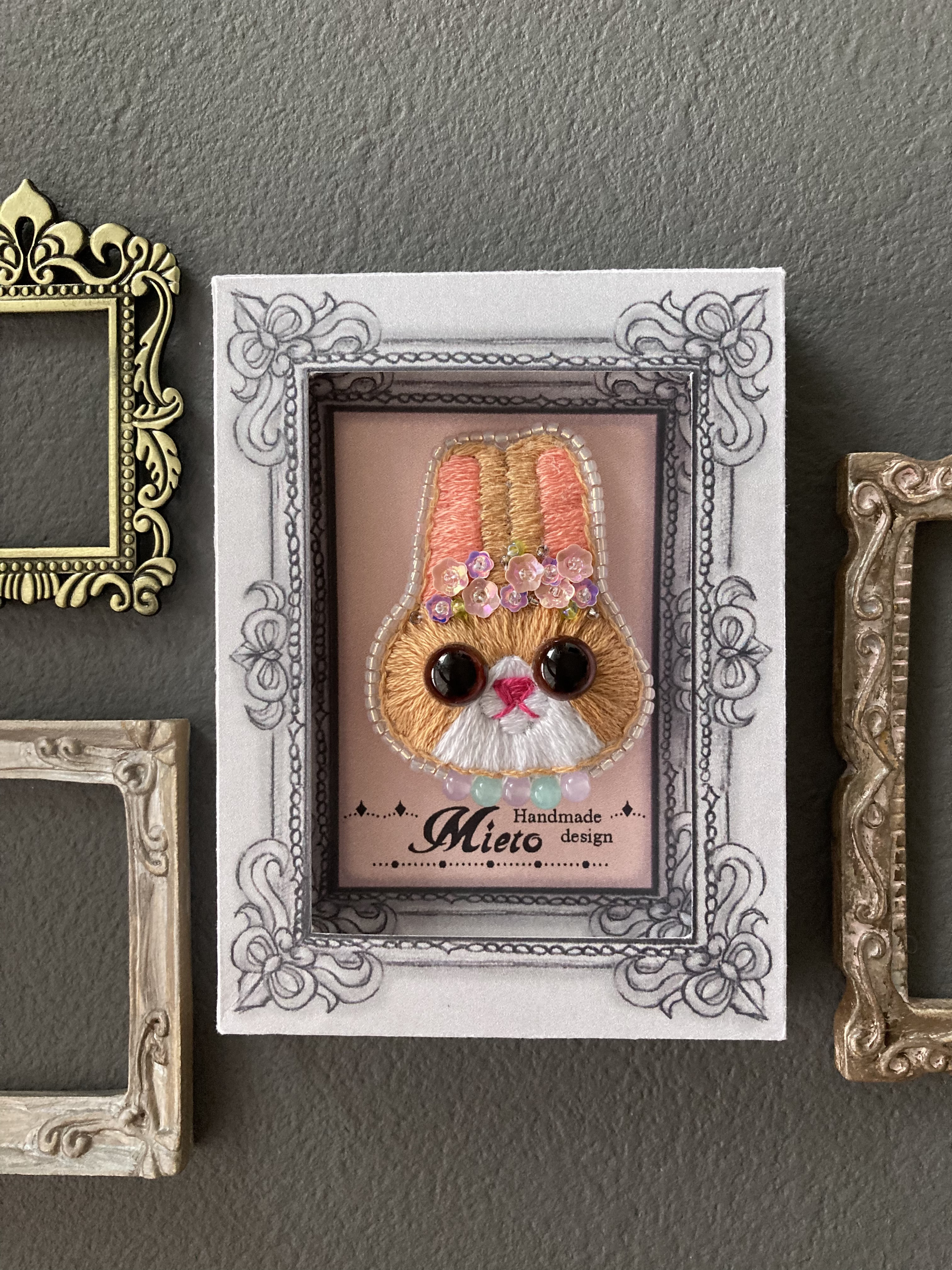 刺繍ブローチ　花かんむり　うさぎキャメル