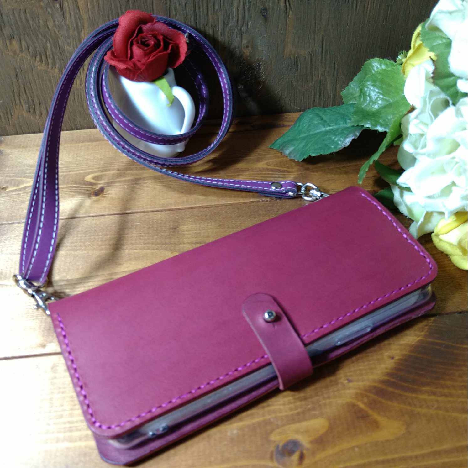 iPhoneSE3〈第3世代〉、Xperia10マーク4 等　高級イタリア本革　パープル　スマホケースショルダー　各機種