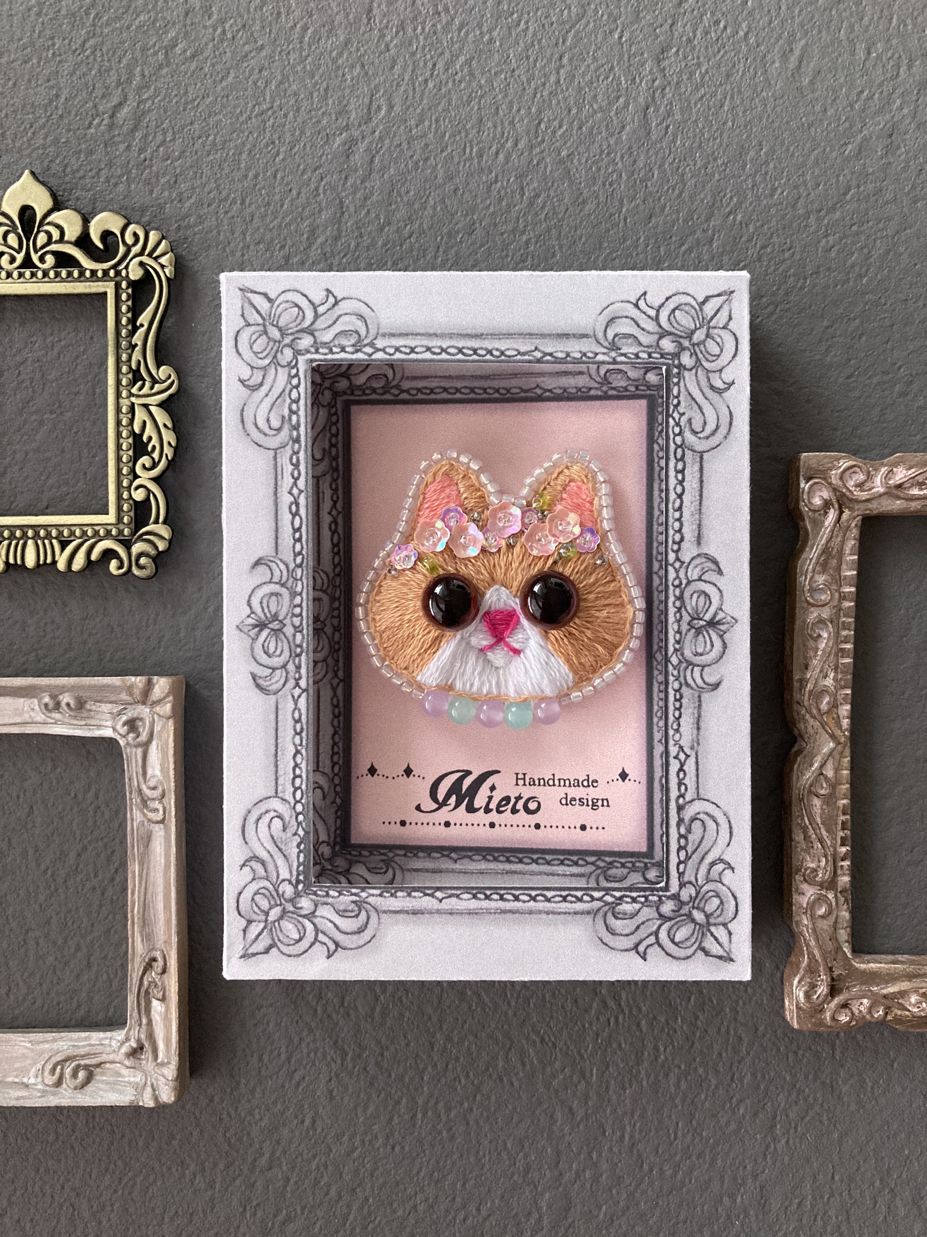 刺繍ブローチ　花かんむり　猫キャメル