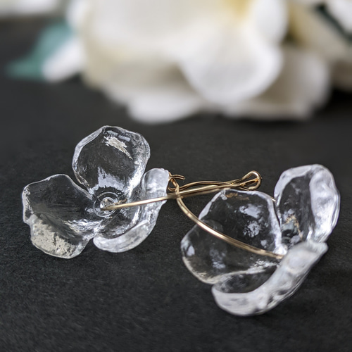 透明感と揺れが涼しいフラワーフープピアスorイヤリング Ice