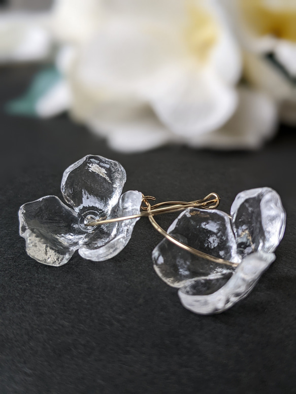 透明感と揺れが涼しいフラワーフープピアスorイヤリング Ice-Clear flower hoop*14kgfSV925 4枚目の画像