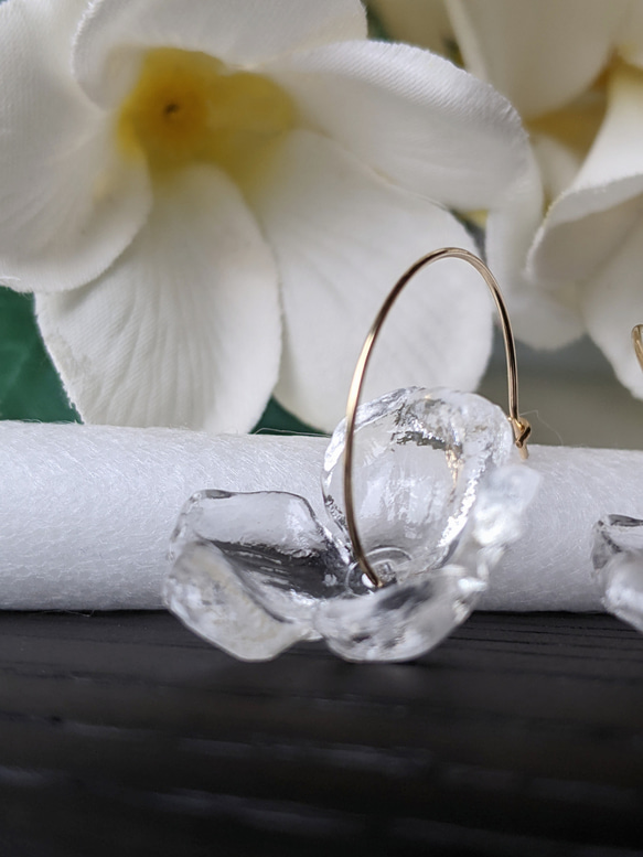 透明感と揺れが涼しいフラワーフープピアスorイヤリング Ice-Clear flower hoop*14kgfSV925 5枚目の画像