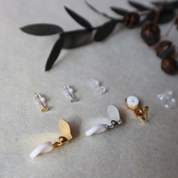 Pottery Clay Flower Earrings M &lt;White x Gold Beads&gt; 第4張的照片