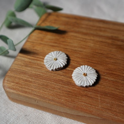 Pottery Clay Flower Earrings M &lt;White x Gold Beads&gt; 第2張的照片