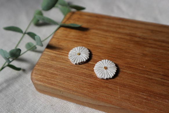 Pottery Clay Flower Earrings M &lt;White x Gold Beads&gt; 第2張的照片