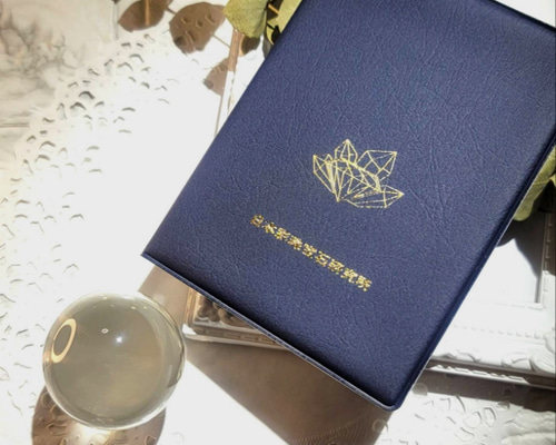 【健康・長寿・子宝】 瑪瑙⭐️月⭐️白シュガー⭐️トルマリン共生⭐️台座付き N111 ブラジル産 ルチルクォーツ 86mm 丸玉 (木製玉台座付き)