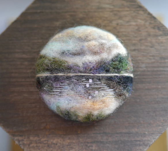 羊毛フェルト　アンティークな風景　ブローチantique landscape brooch 7枚目の画像