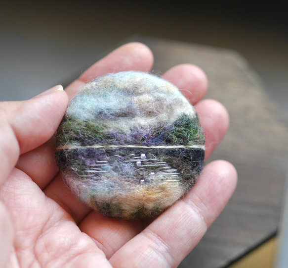 羊毛フェルト　アンティークな風景　ブローチantique landscape brooch 4枚目の画像