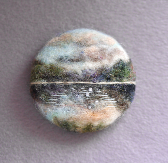 羊毛フェルト　アンティークな風景　ブローチantique landscape brooch 1枚目の画像