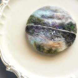 羊毛フェルト　アンティークな風景　ブローチantique landscape brooch 2枚目の画像