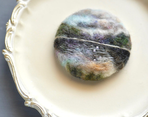 羊毛フェルト　アンティークな風景　ブローチantique landscape brooch 2枚目の画像