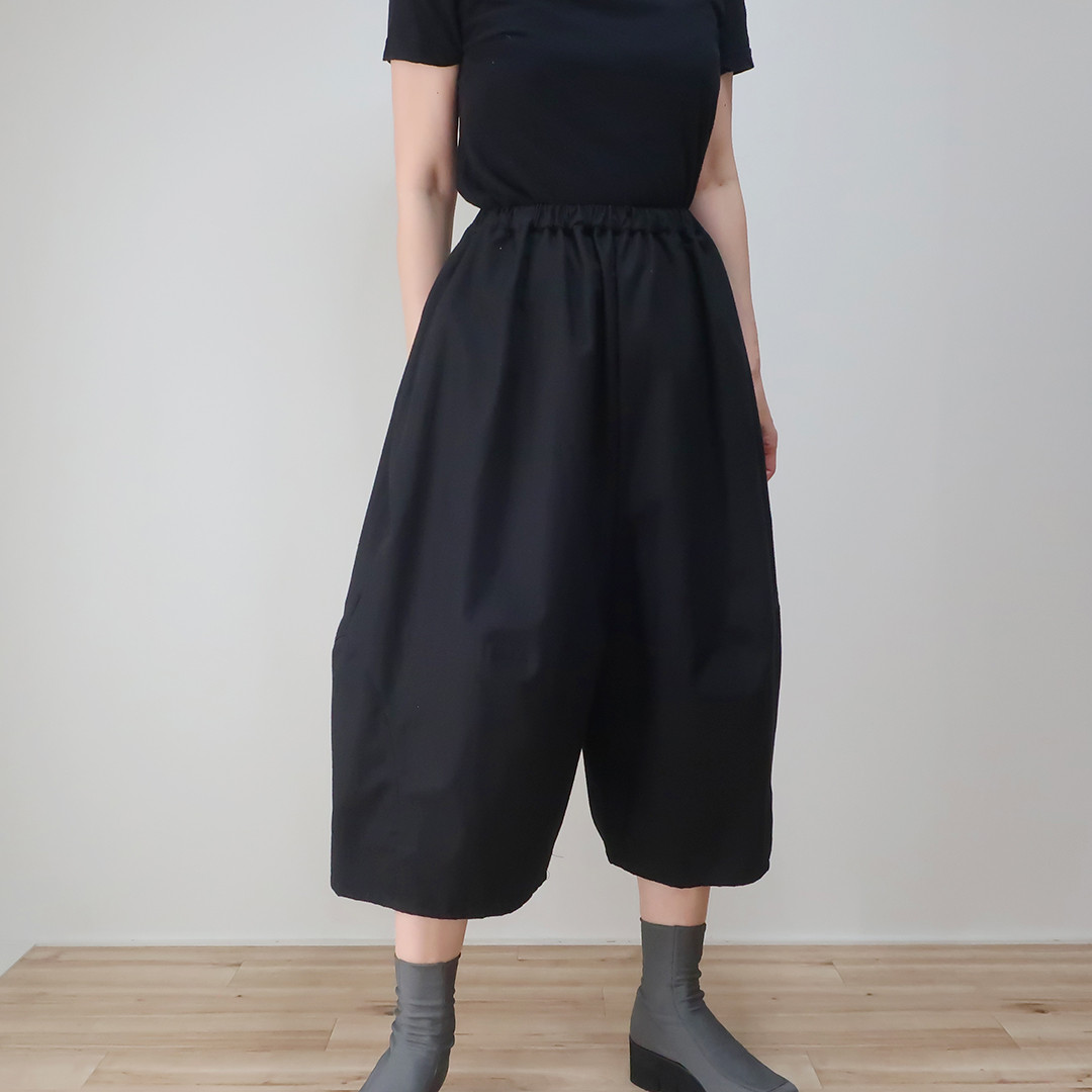 ハリのあるコットン地　ゆったり可愛い　お洒落な　切替バルーンのワイドパンツ（コットン／黒色）
