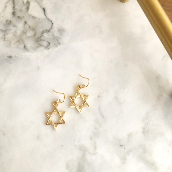 ゴールド煌めくダビデの星ピアス＊ステンレスフック（14kgfに変更可） 1枚目の画像