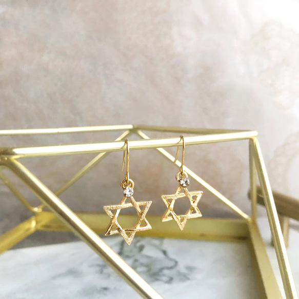 ゴールド煌めくダビデの星ピアス＊ステンレスフック（14kgfに変更可） 2枚目の画像