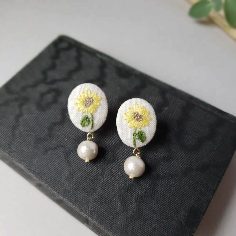 大人の余裕を感じさせる穏やかなひまわり刺繍　イヤリング/ピアス
