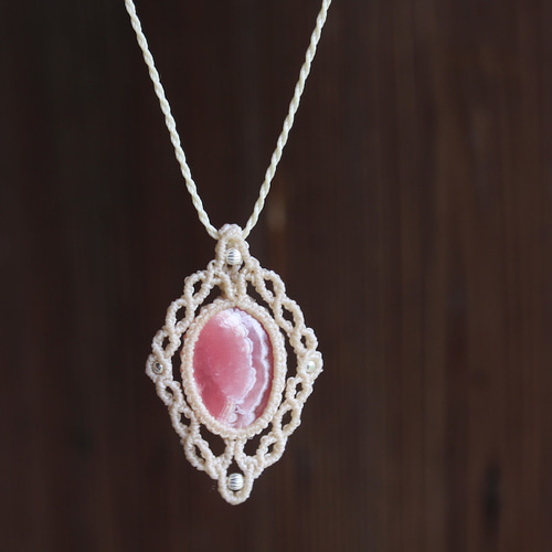 インカローズ&ガーネットのマクラメ編みネックレス　ペンダンㇳ ロードクロサイト（インカローズ） 菱形 マイクロマクラメ ペンダント