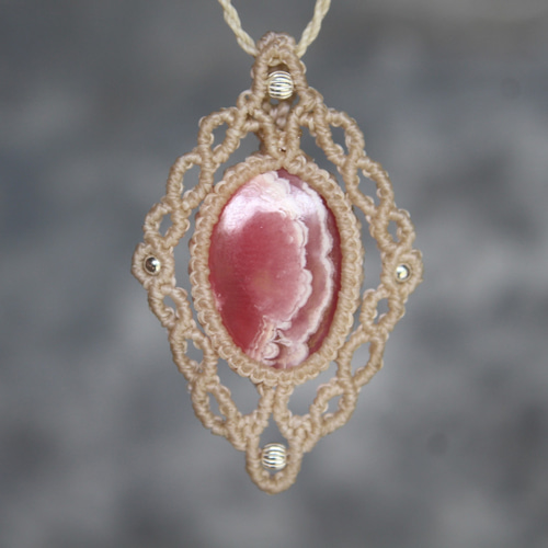 ロードクロサイト（インカローズ） 菱形 マイクロマクラメ ペンダント