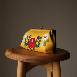 山吹色イエローリネン　花刺繍　がま口ポーチL 3枚目の画像
