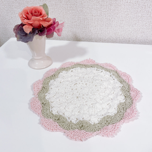 花束ドイリー(鍋敷き・レース・インテリア)-かぎ編み・レース編み- 1枚目の画像