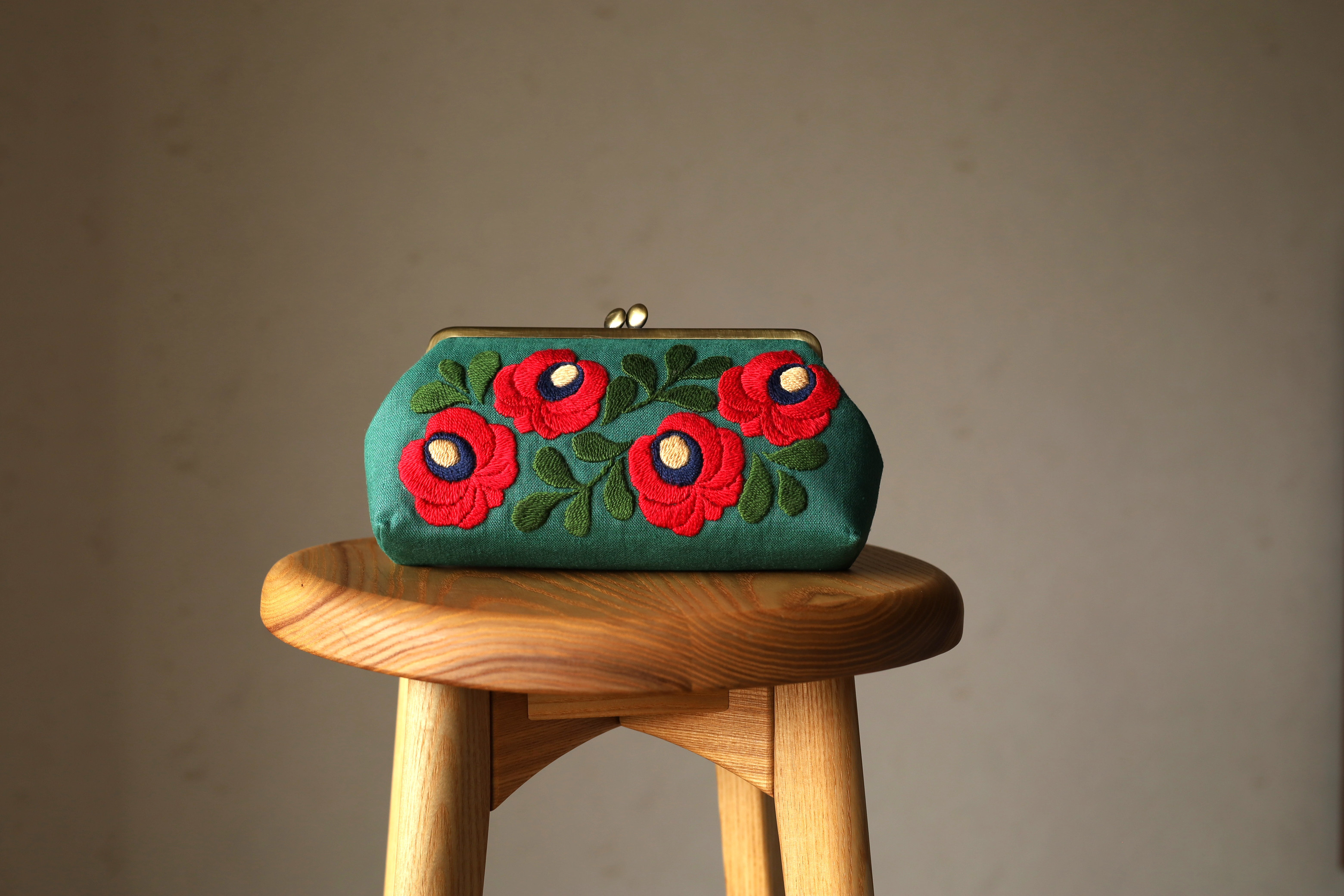 グリーンリネン　赤い花刺繍　がま口ポーチ　L