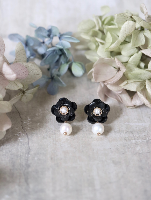 フォーマル》小振りな黒椿と淡水パールのピアス／イヤリング 花 ギフト