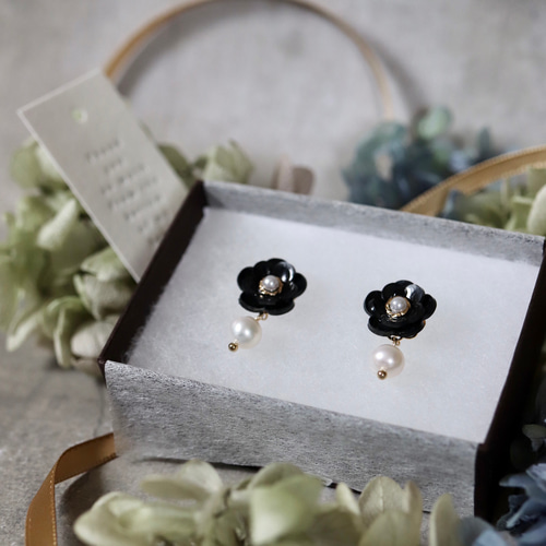 フォーマル》小振りな黒椿と淡水パールのピアス／イヤリング 花 ギフト