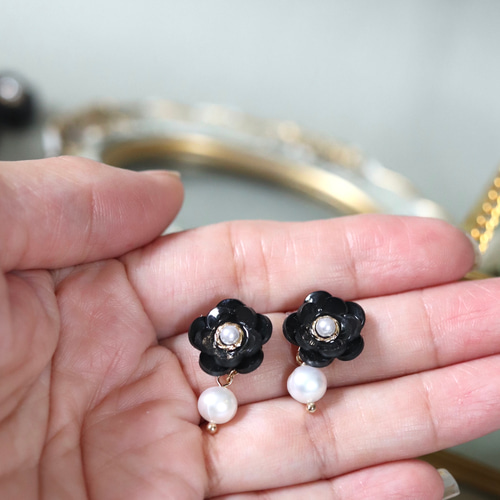 179 ブラック✖︎ゴールド花びらの華やかアクセ　ピアスorイヤリング 179 ブラック︎ゴールド花びらの華やかアクセ ピアスorイヤリング はら