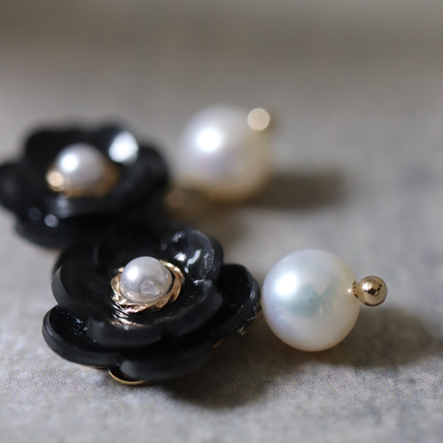 105 ブラック ゴールド パール フォーマル ハンドメイド ピアス イヤリング フォーマル》小振りな黒椿と淡水パールのピアス／イヤリング 花 ギフト
