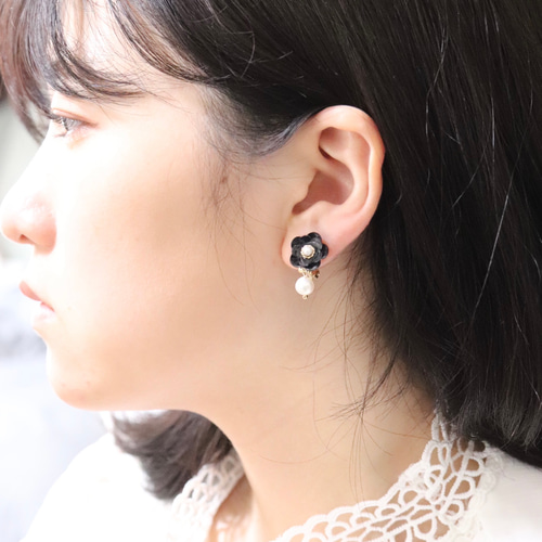 フォーマル》小振りな黒椿と淡水パールのピアス／イヤリング 花 ギフト