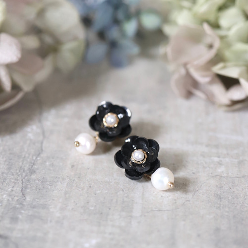 フォーマル》小振りな黒椿と淡水パールのピアス／イヤリング 花 ギフト