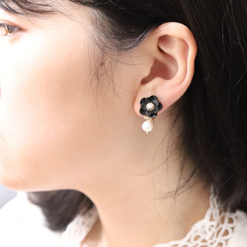 フォーマル》小振りな黒椿と淡水パールのピアス／イヤリング 花 ギフト