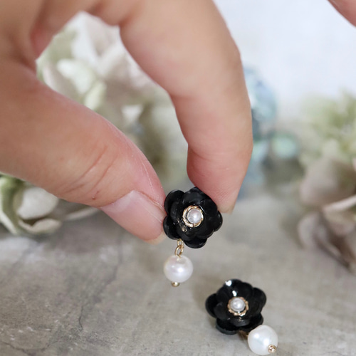 フォーマル》小振りな黒椿と淡水パールのピアス／イヤリング 花 ギフト
