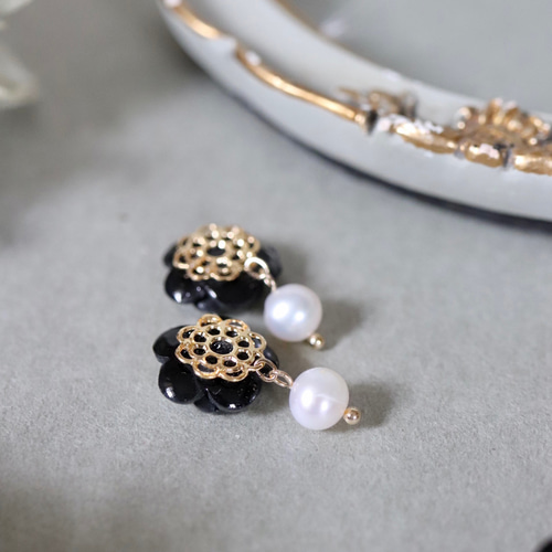 フォーマル》小振りな黒椿と淡水パールのピアス／イヤリング 花 ギフト