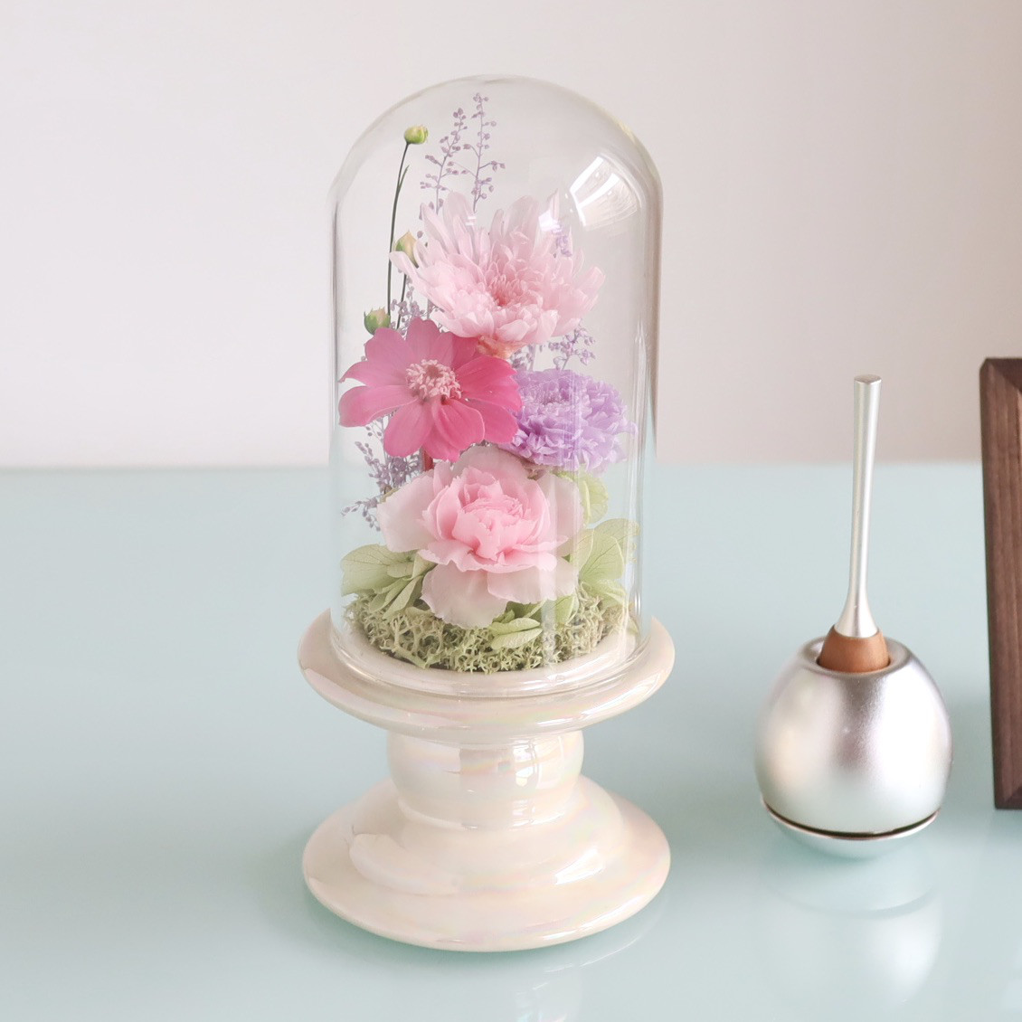 ことね菊とジニアの可愛い仏花/ドームガラスのプリザーブドフラワー ...