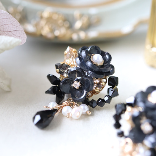 ブラックフラワー、黒椿の花*華やかピアス／イヤリング イヤリング