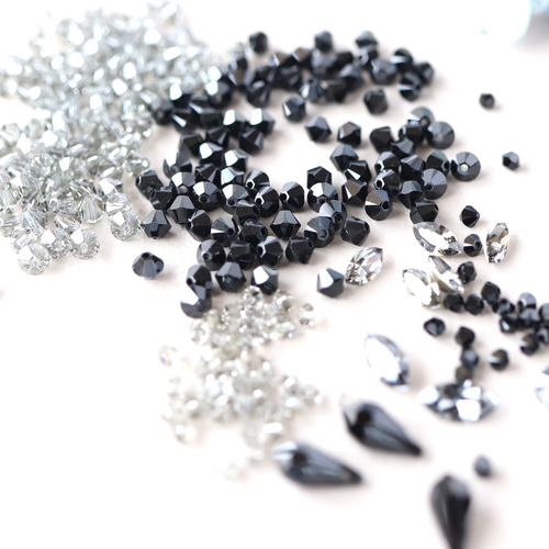 ブラックフラワー、黒椿の花*華やかピアス／イヤリング イヤリング