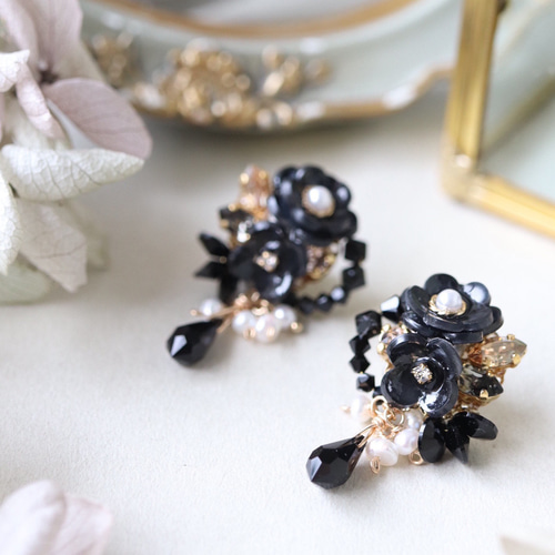 ブラックフラワー、黒椿の花*華やかピアス／イヤリング イヤリング