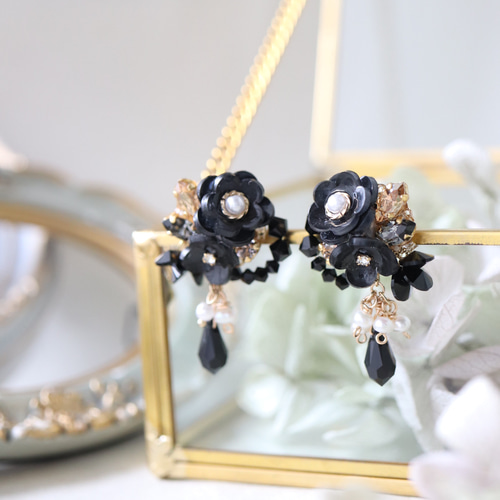ブラックフラワー、黒椿の花*華やかピアス／イヤリング イヤリング