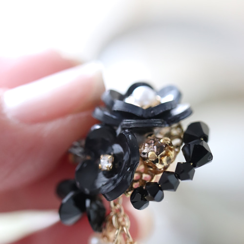 ブラックフラワー、黒椿の花*華やかピアス／イヤリング イヤリング