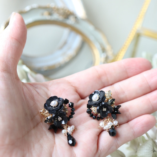 ブラックフラワー、黒椿の花*華やかピアス／イヤリング イヤリング