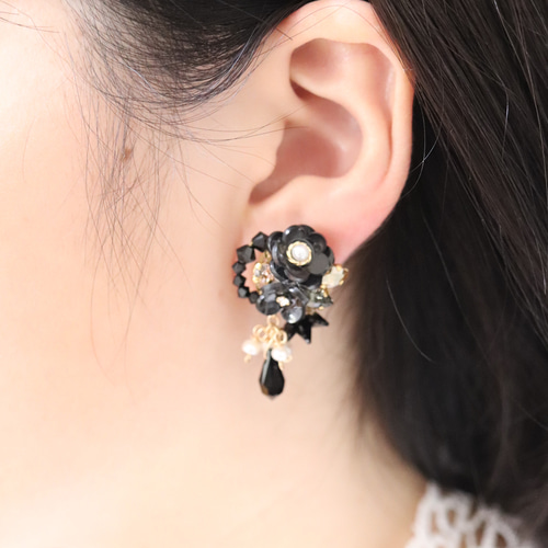 ブラックフラワー、黒椿の花*華やかピアス／イヤリング イヤリング