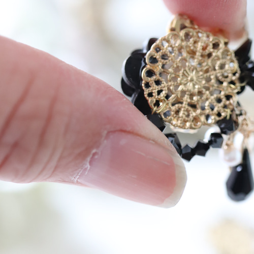 ブラックフラワー、黒椿の花*華やかピアス／イヤリング イヤリング