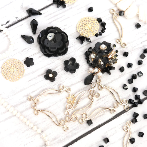 ブラックフラワー、黒椿の花*華やかピアス／イヤリング イヤリング