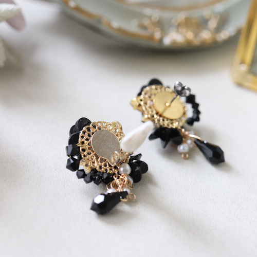 ブラックフラワー、黒椿の花*華やかピアス／イヤリング イヤリング